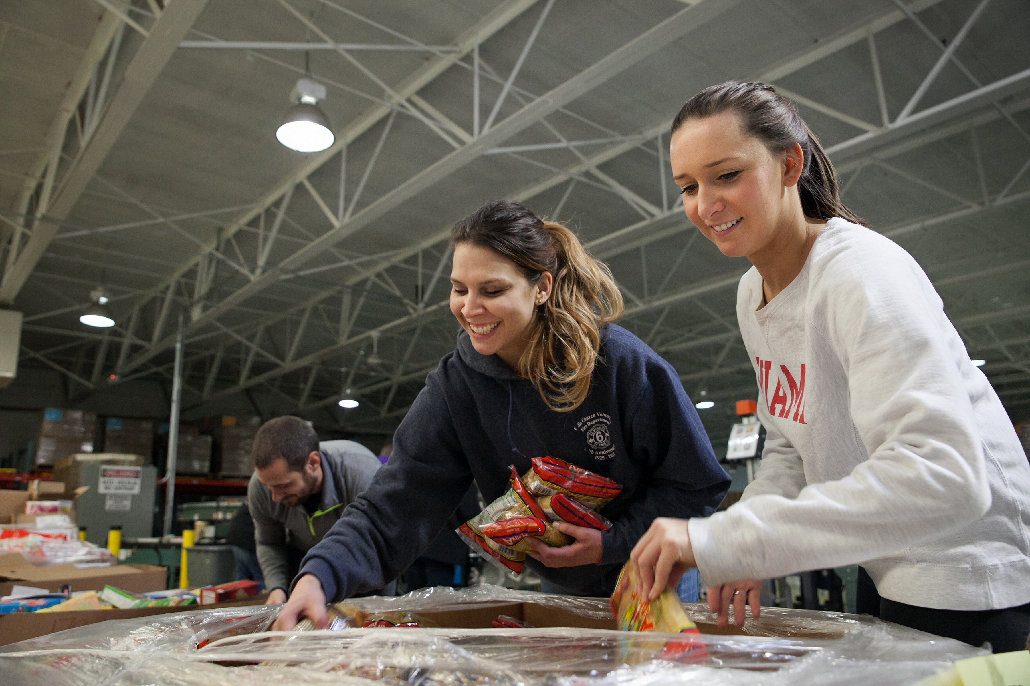 two women volunteering